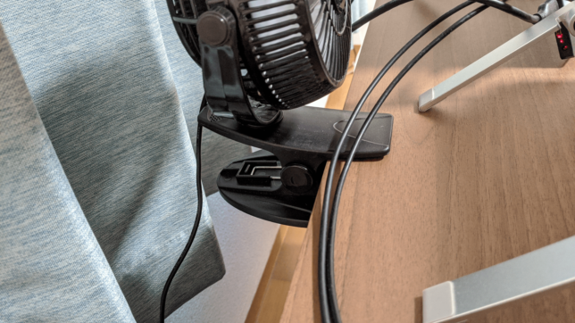 USB型扇風機を机にひっかけている画像