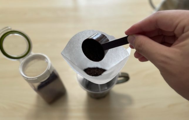 コーヒー豆を投入する